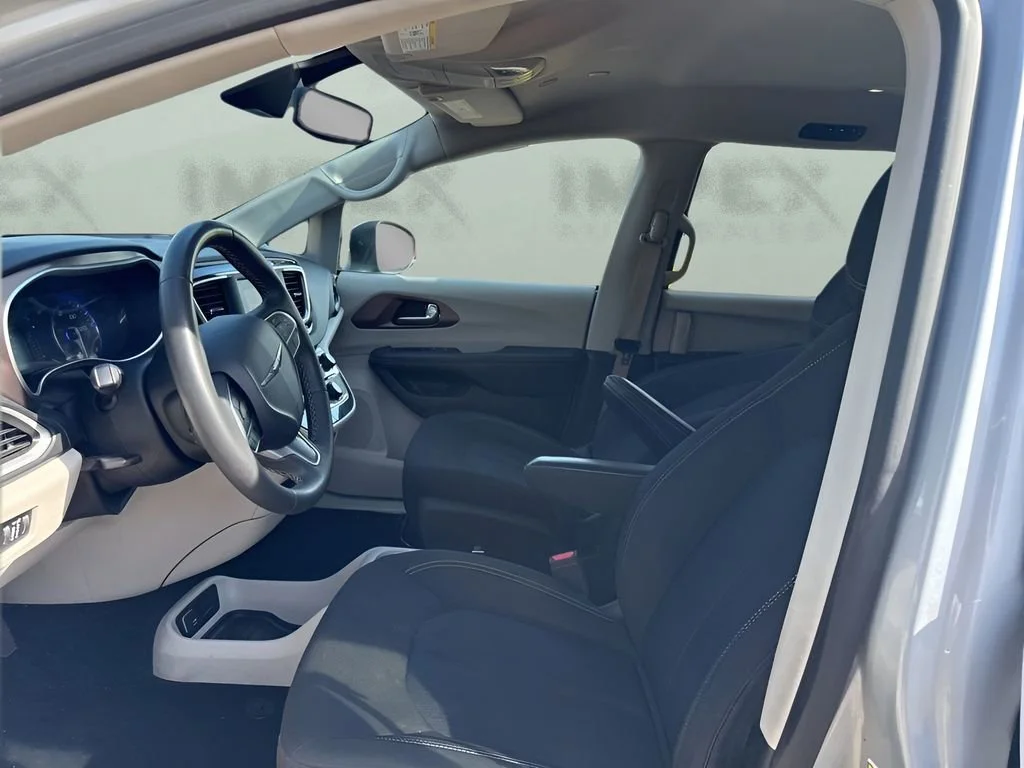 Used 2023 Silver Chrysler LX image 5
