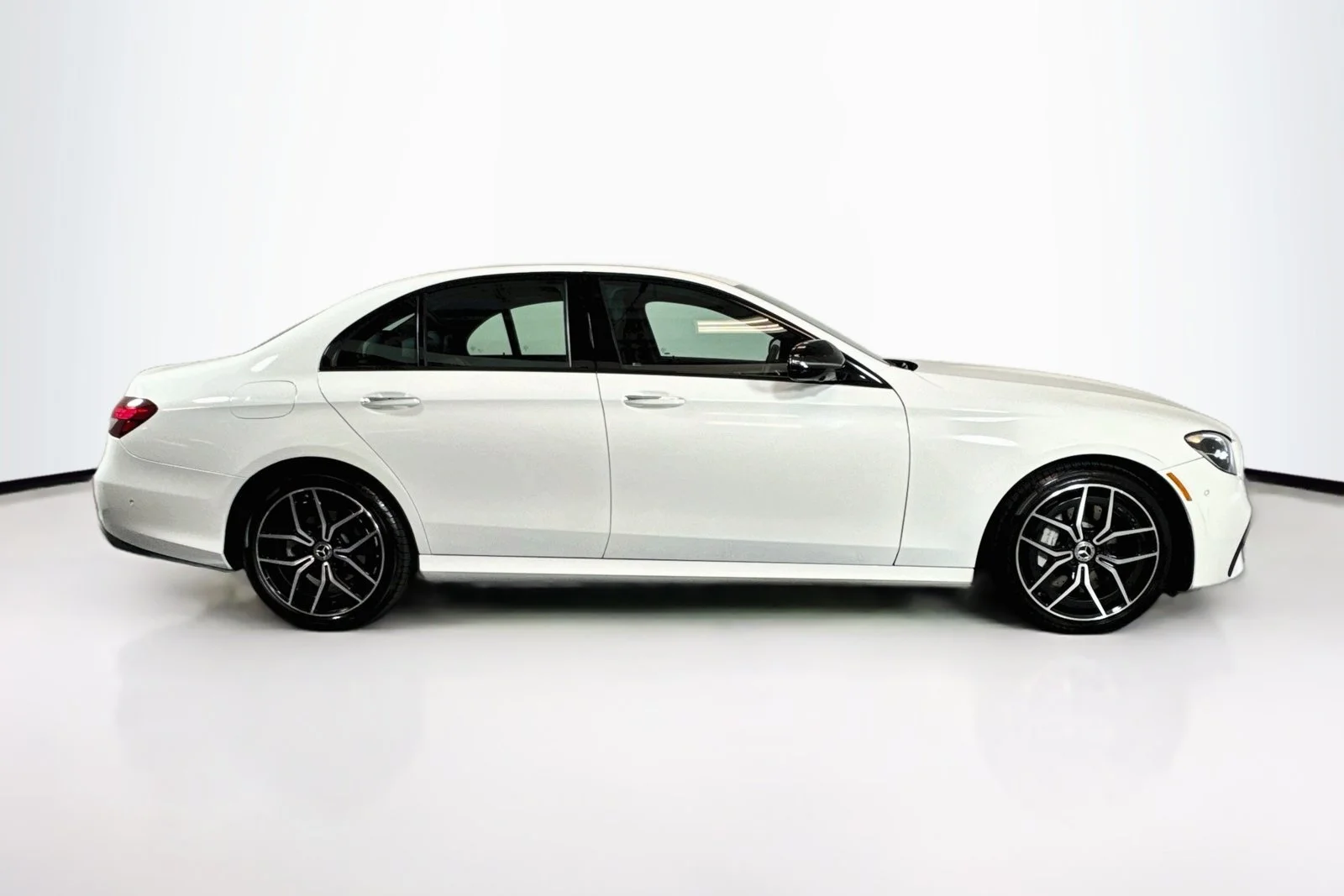 Used 2022 Manufaktur Diamond White Mercedes-Benz E 350 image 4