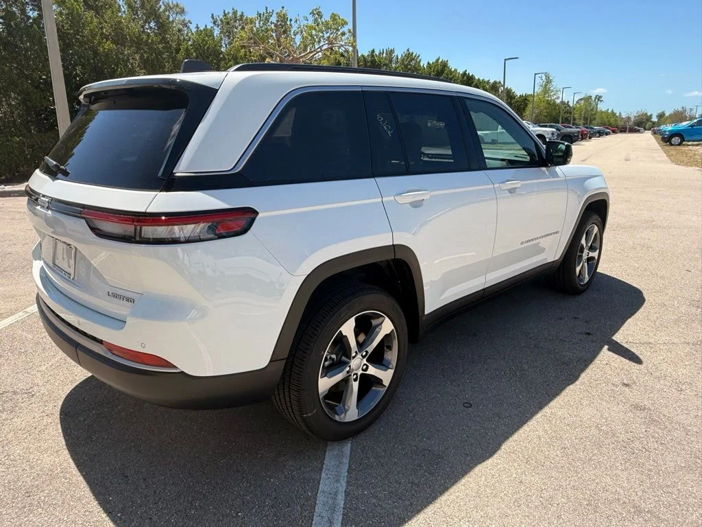 New 2026 Bright White Clear-Coat Exterior Paint Jeep Limited image 4