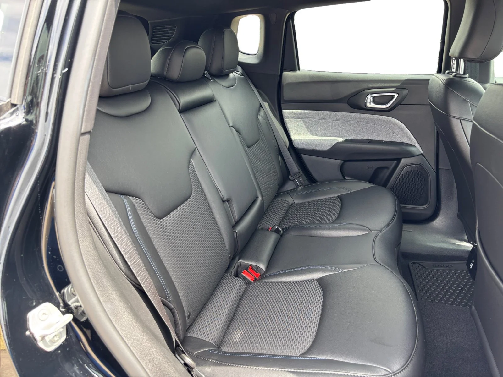 New 2026 Diamond Black Crystal Pearl Jeep North image 18
