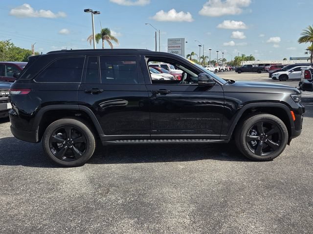 Used 2025 Diamond Black Crystal Pearlcoat Jeep Altitude X image 2