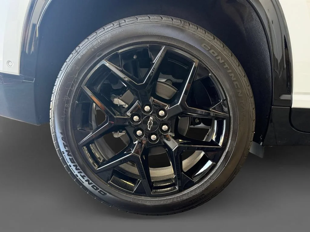 New 2026 Polar White Tricoat Chevrolet RS image 11