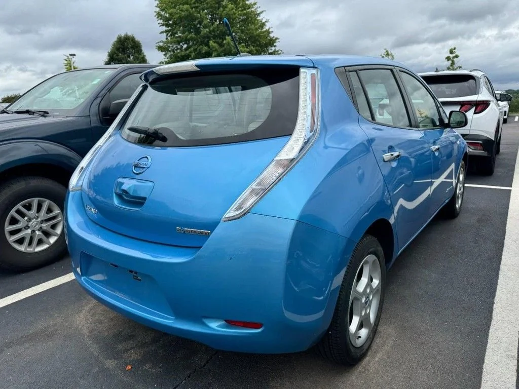 Used 2011 Blue Nissan SL image 2