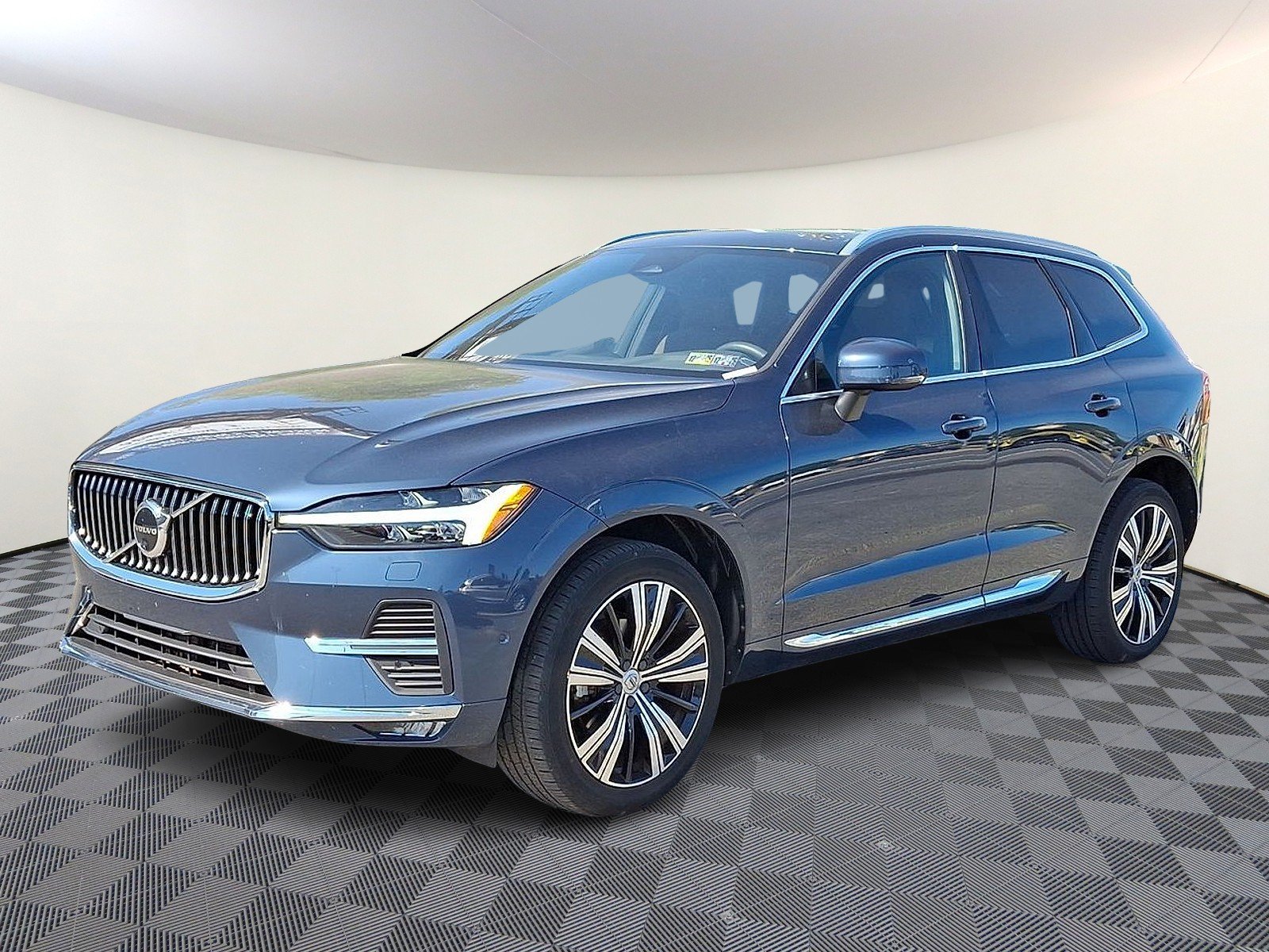 2023 Volvo XC60 B5 Plus Bright Theme AWD's photo