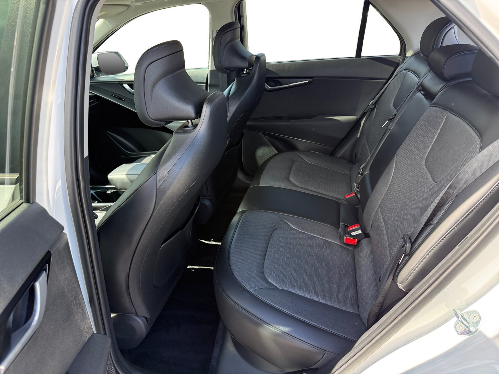 Used 2023 Snow White Pearl Kia Wave image 16