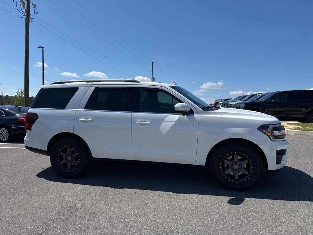 2023 Ford Expedition Limited's photo