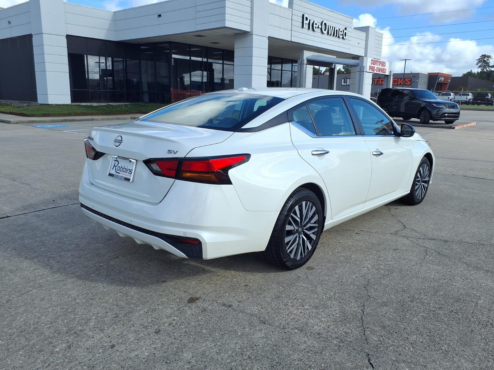 2024 Nissan Altima 2.5 SV White at Robbins Nissan