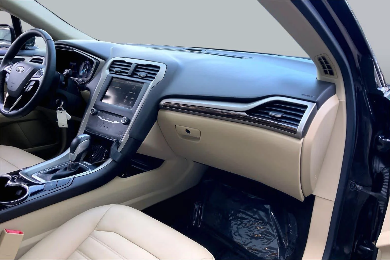 Used 2014 Tuxedo Black Metallic Ford SE image 17