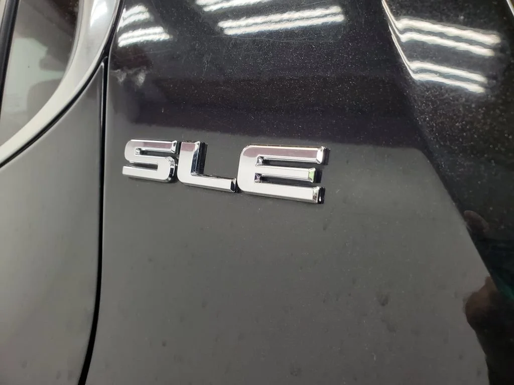 Used 2019 EBONY TWILIGHT METALLIC GMC SLE image 31