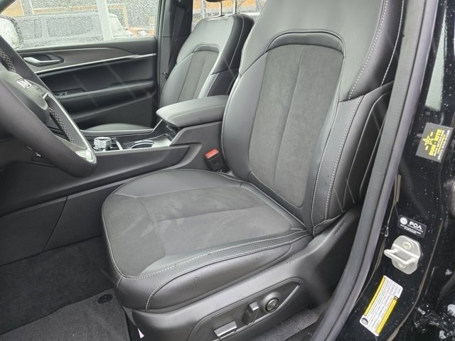 New 2026 Diamond Black Crystal Pearl-Coat Exterior Paint Jeep Laredo Altitude image 5
