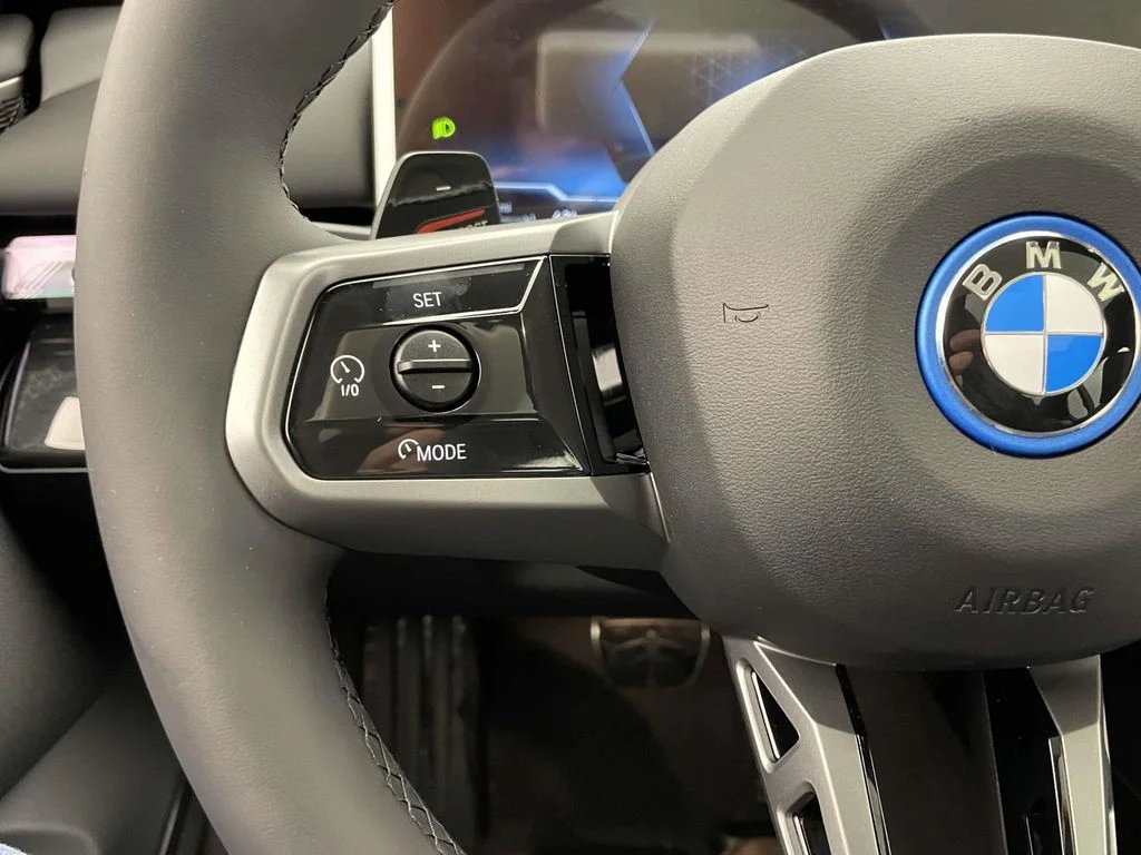 2026 BMW 5 Series 550e - Photo 31