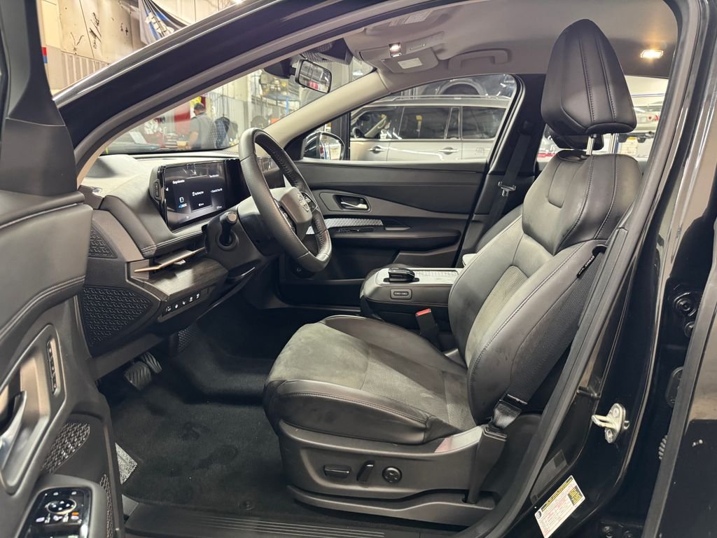Used 2023 Black Diamond Pearl Nissan ENGAGE image 16