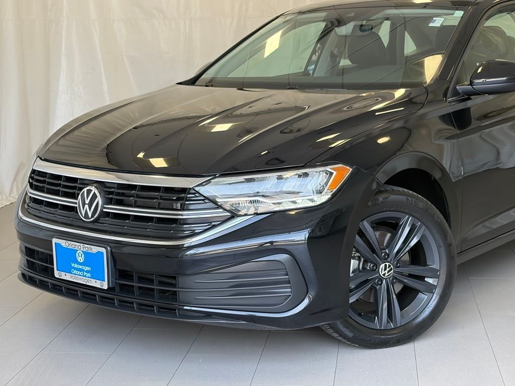 Used 2023 Deep Black Pearl Volkswagen 1.5T SE image 2