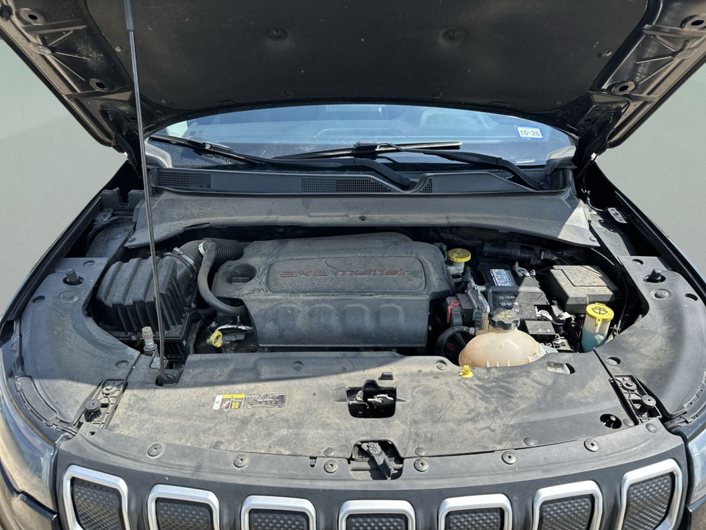 Used 2022 Black Jeep Latitude image 39