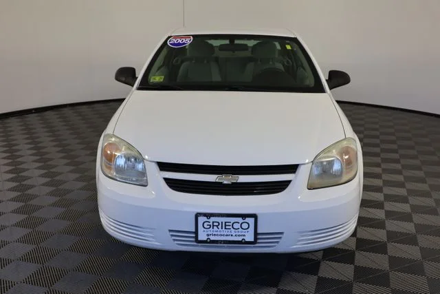 Used 2005 White Chevrolet Base image 3