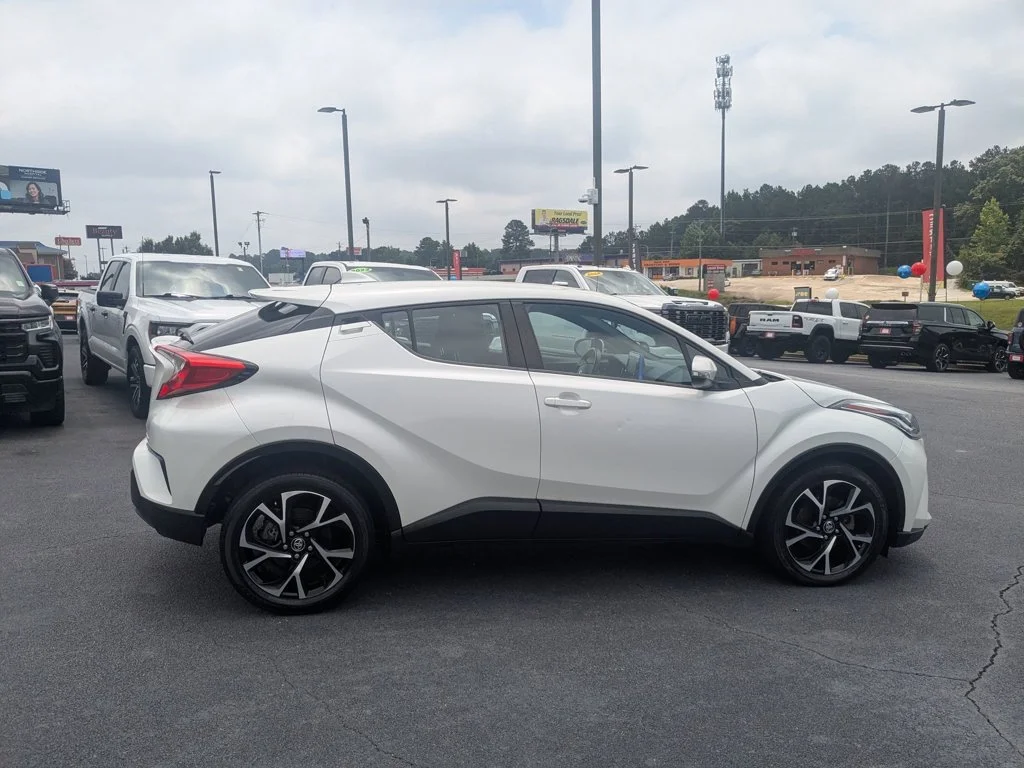 Used 2021  Toyota LE image 4