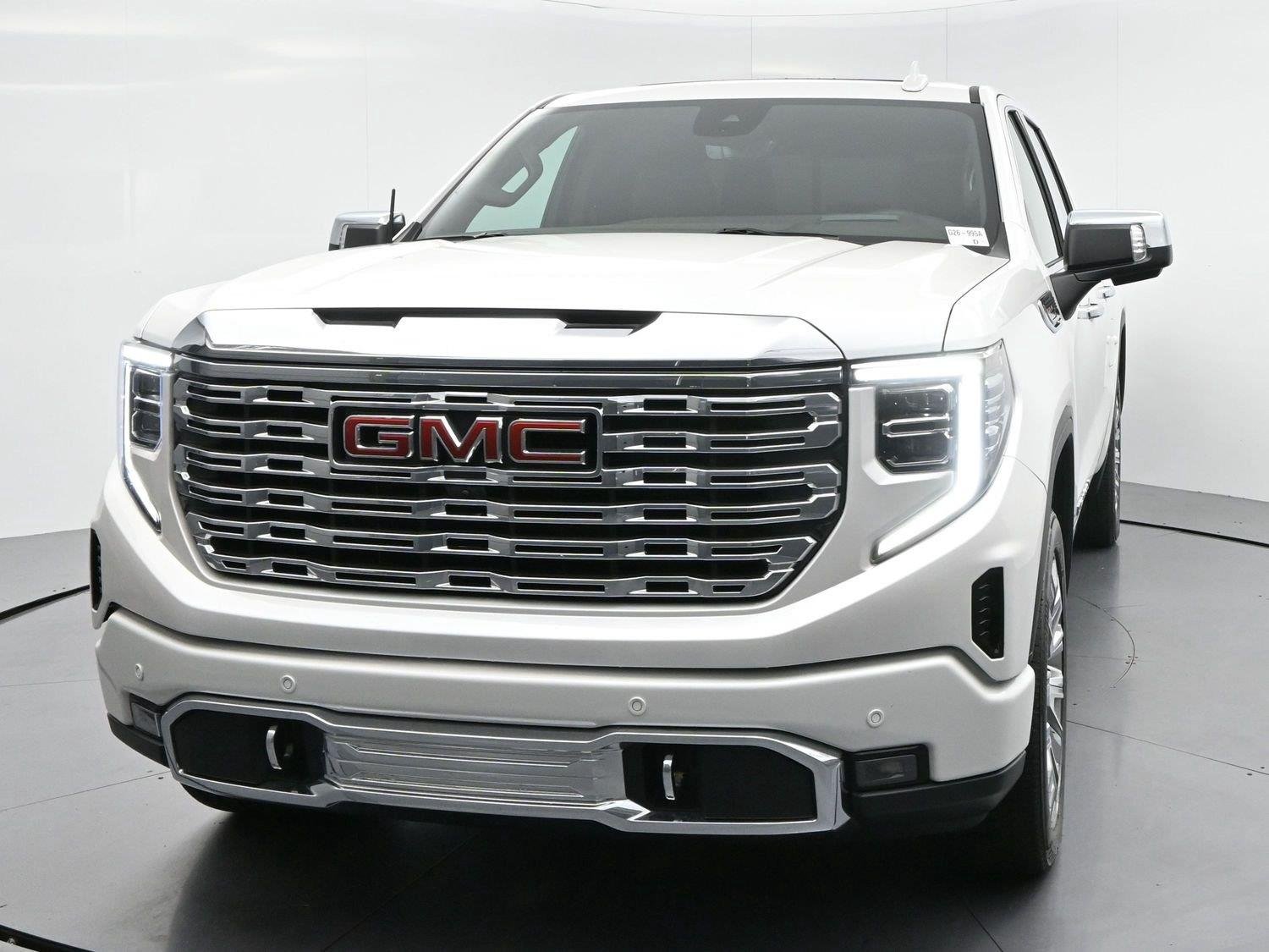 Used 2024 White Frost Tricoat GMC Denali image 3