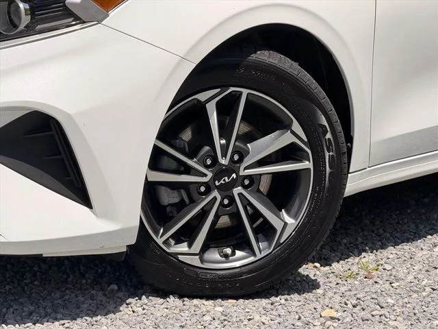 Used 2022 White Kia LXS image 30