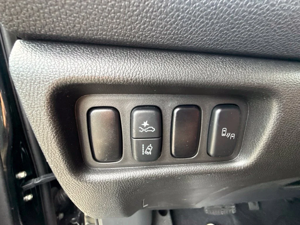 Used 2024 Silver Mitsubishi 2.0 SE image 17