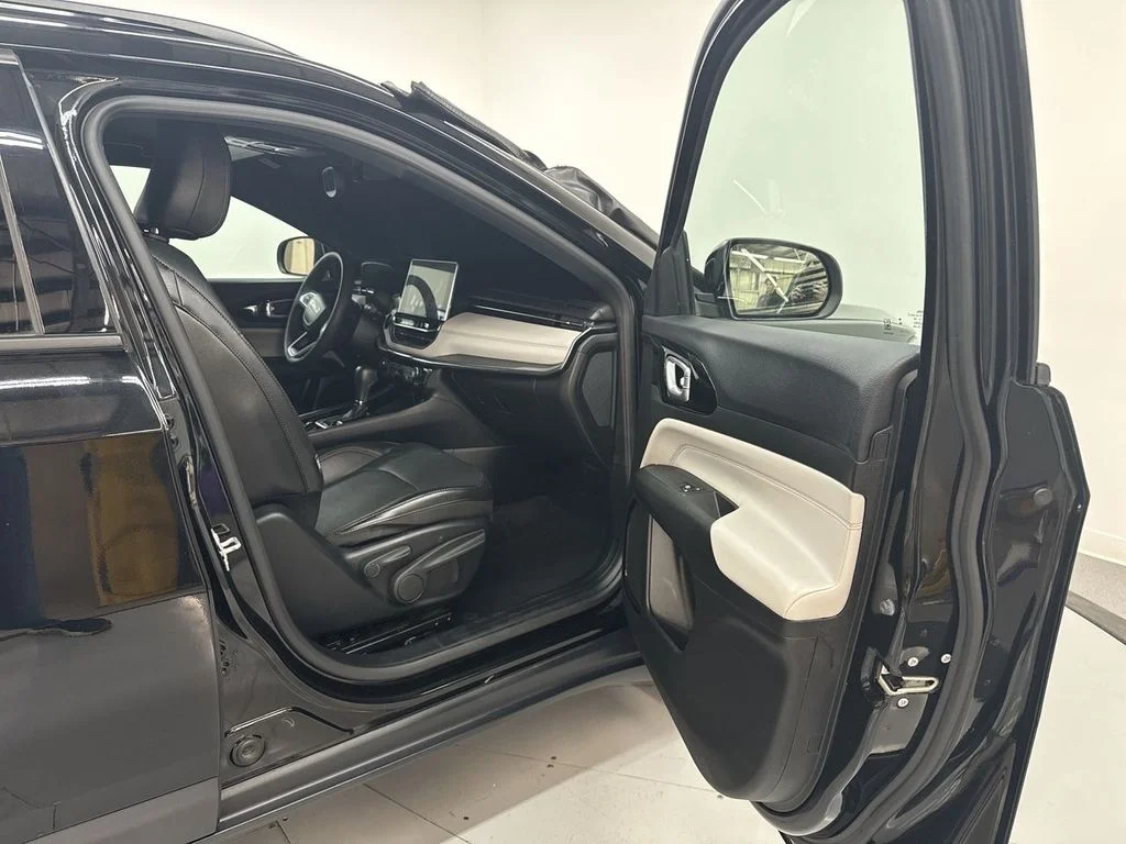 Used 2023 Diamond Black Jeep Limited image 16