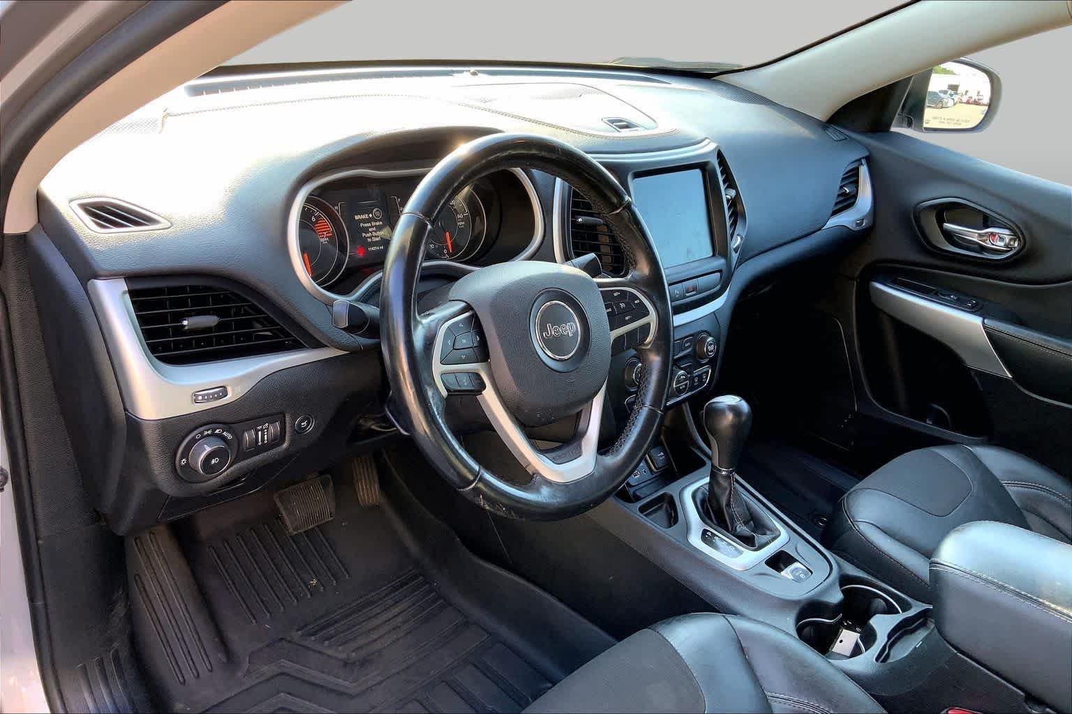 Used 2018 Billet Silver Metallic Clearcoat Jeep Latitude Plus image 15