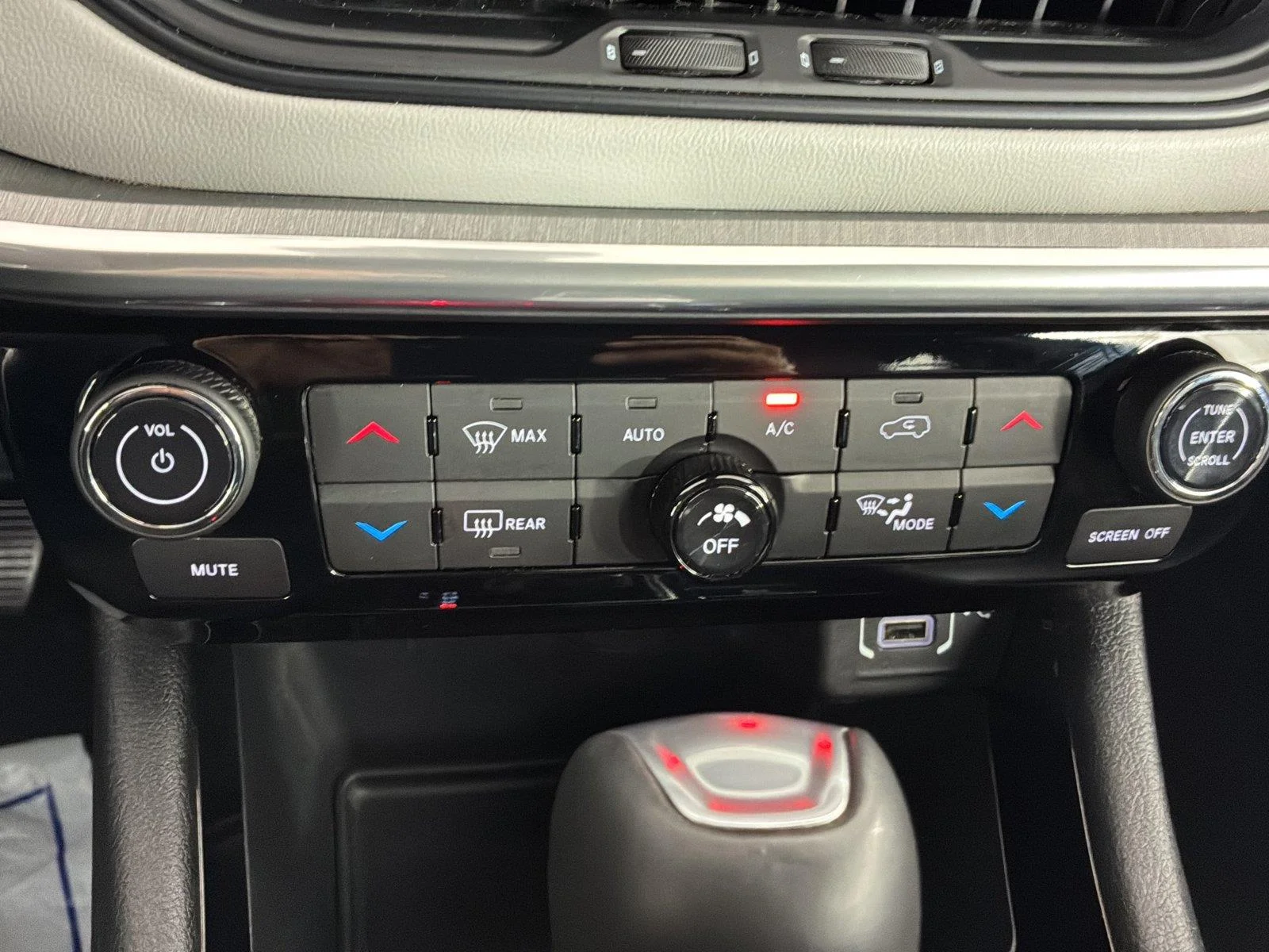 Used 2024 Hydro Blue Pearlcoat Jeep Limited image 34