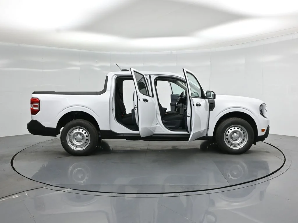 New 2026 Oxford White Ford XLT image 4