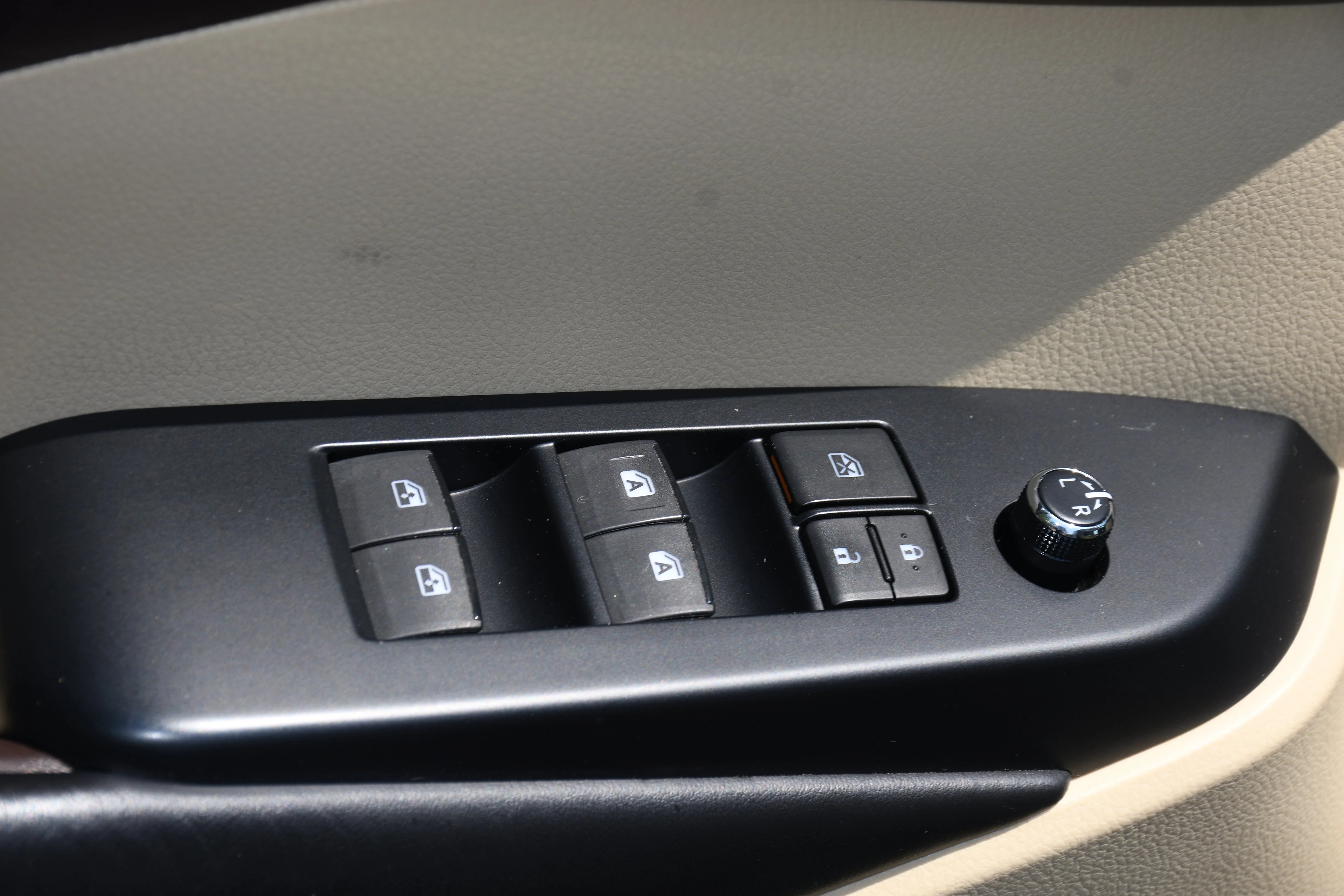 Used 2018 White Toyota XLE image 11