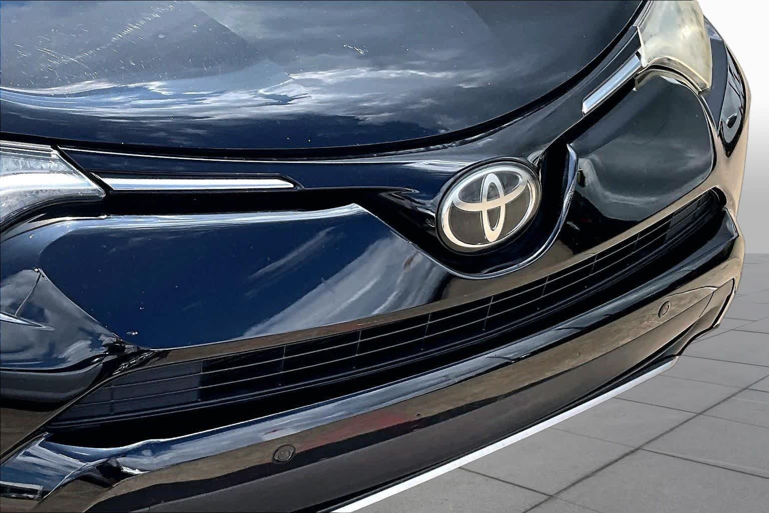 Used 2018 Black Toyota XLE image 30