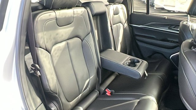 New 2025 Silver Zynith Exterior Paint Jeep Limited image 18