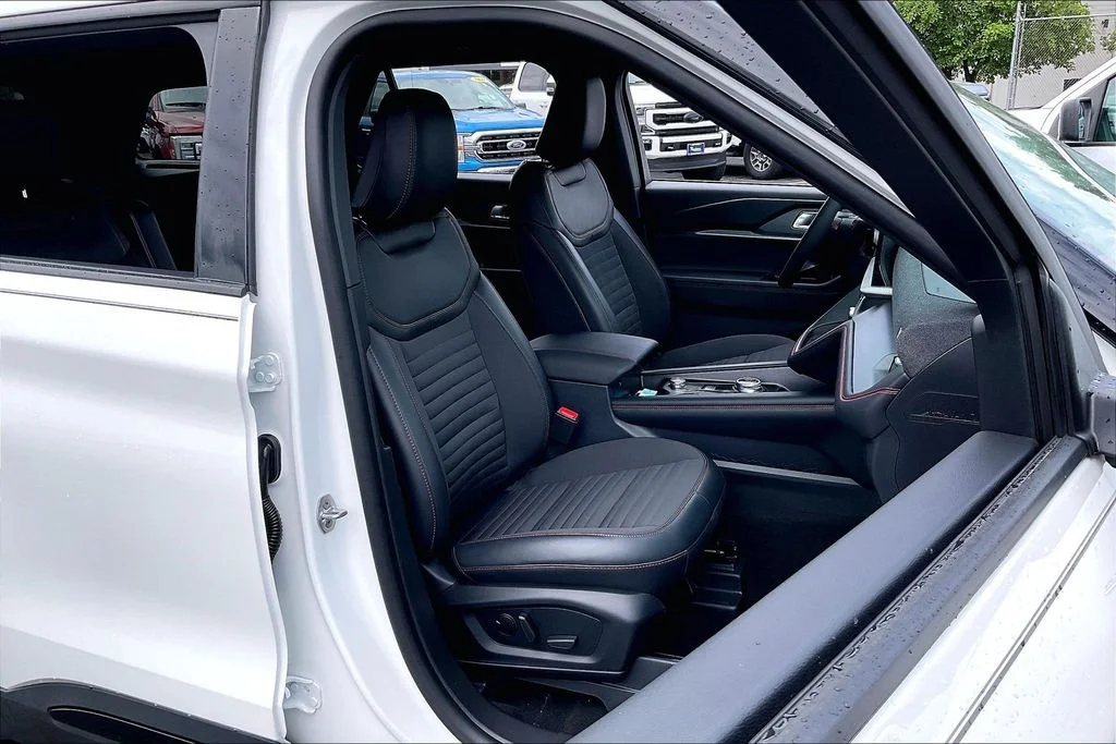 New 2026 Star White Metallic Tri-Coat Ford ST-Line image 6
