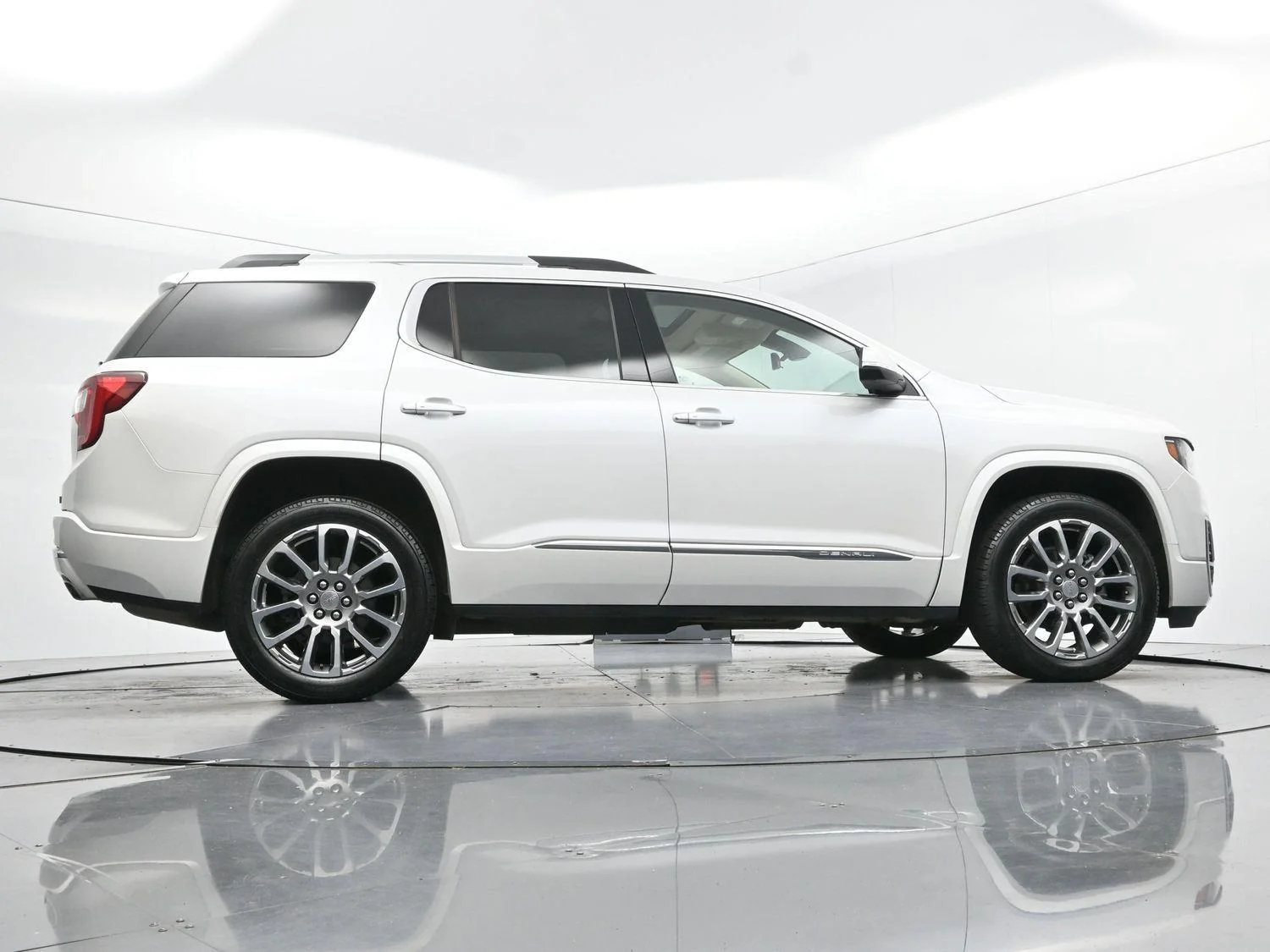 Used 2023 White Frost Tricoat GMC Denali image 47