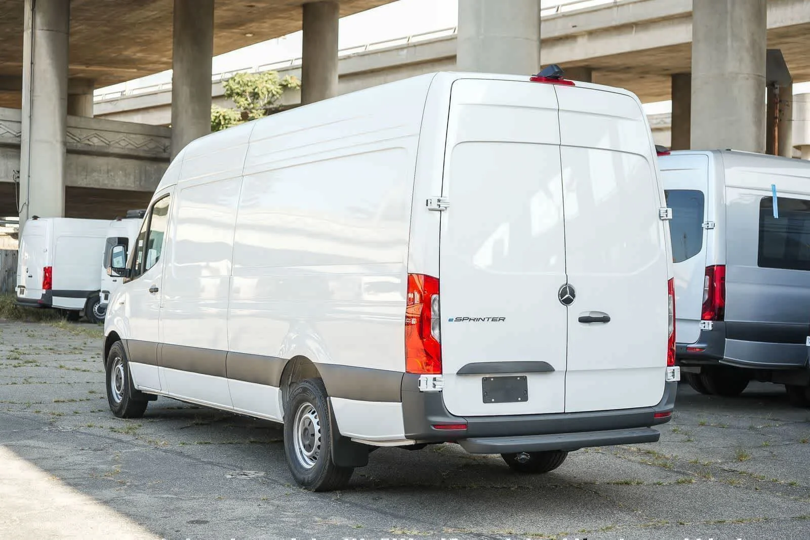 New 2025 Arctic+White Mercedes-Benz Cargo 170WB High Roof 113kW Battery RWD HO Motor image 9