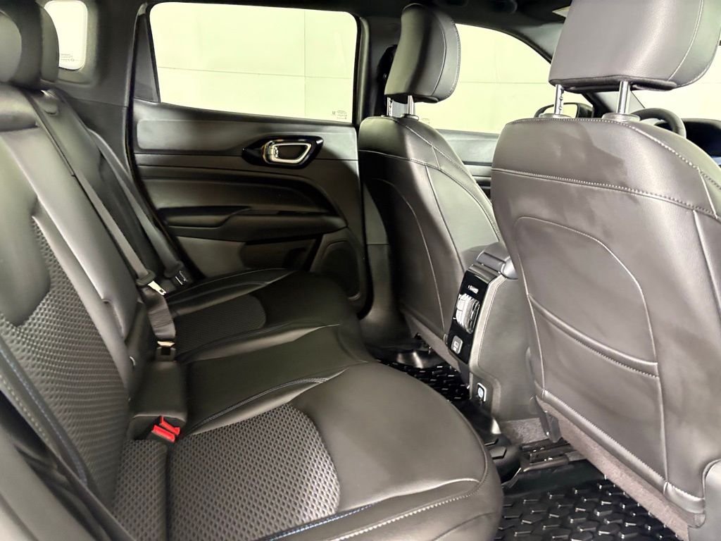 New 2026 Silver Zynith Metallic Clearcoat Jeep Latitude image 17