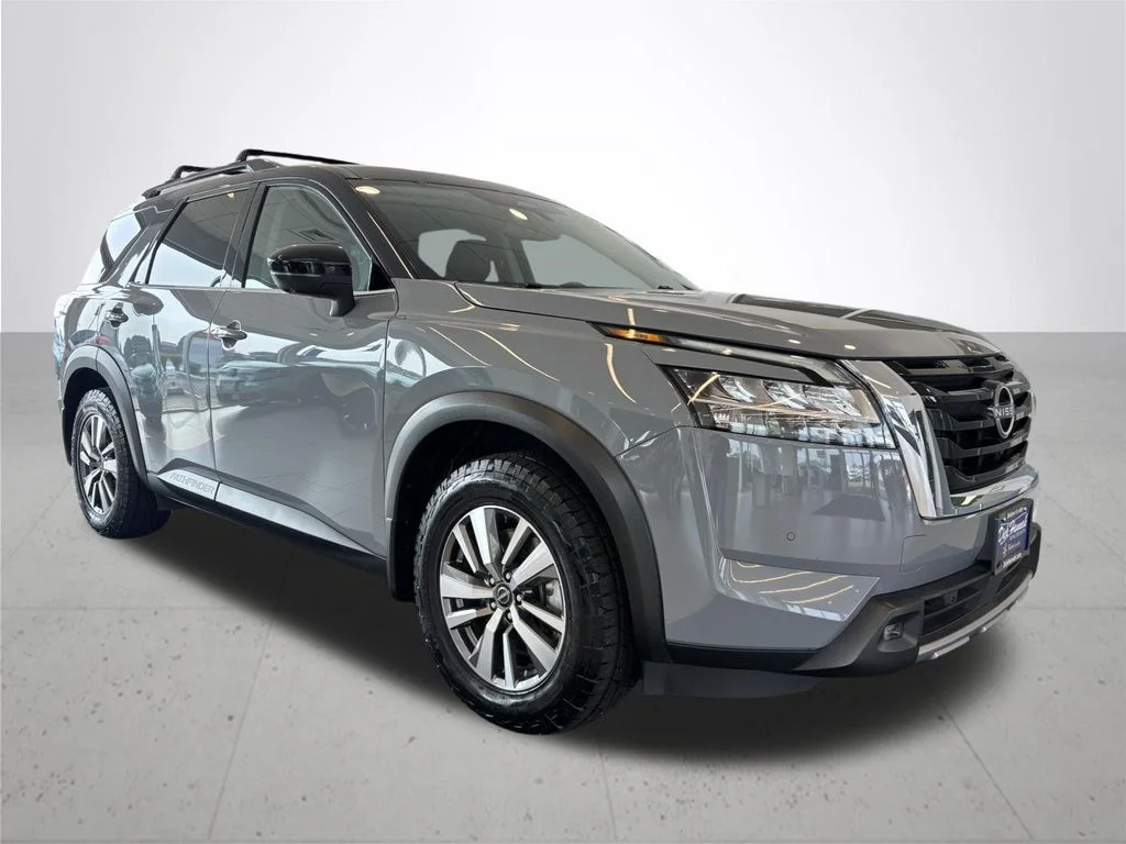 Used 2022 Gray Nissan SL image 5