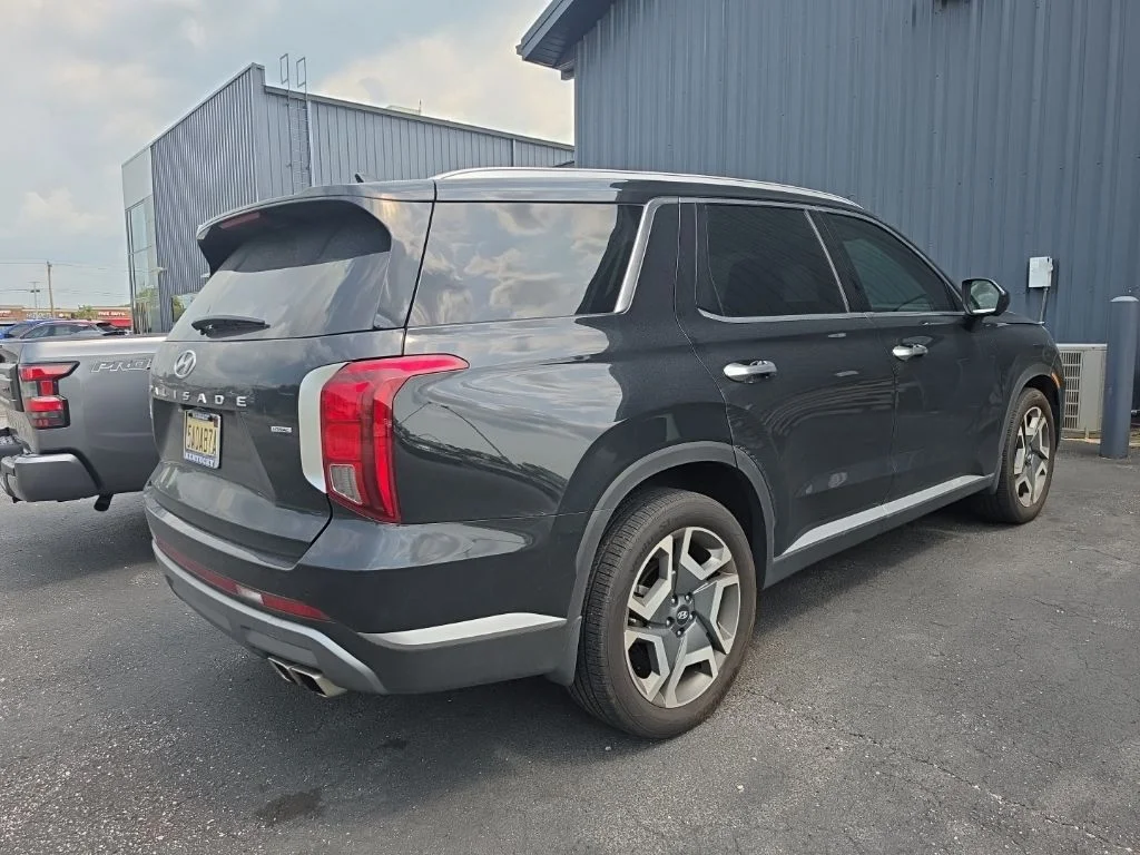 Used 2025 Black Hyundai SEL Premium image 3