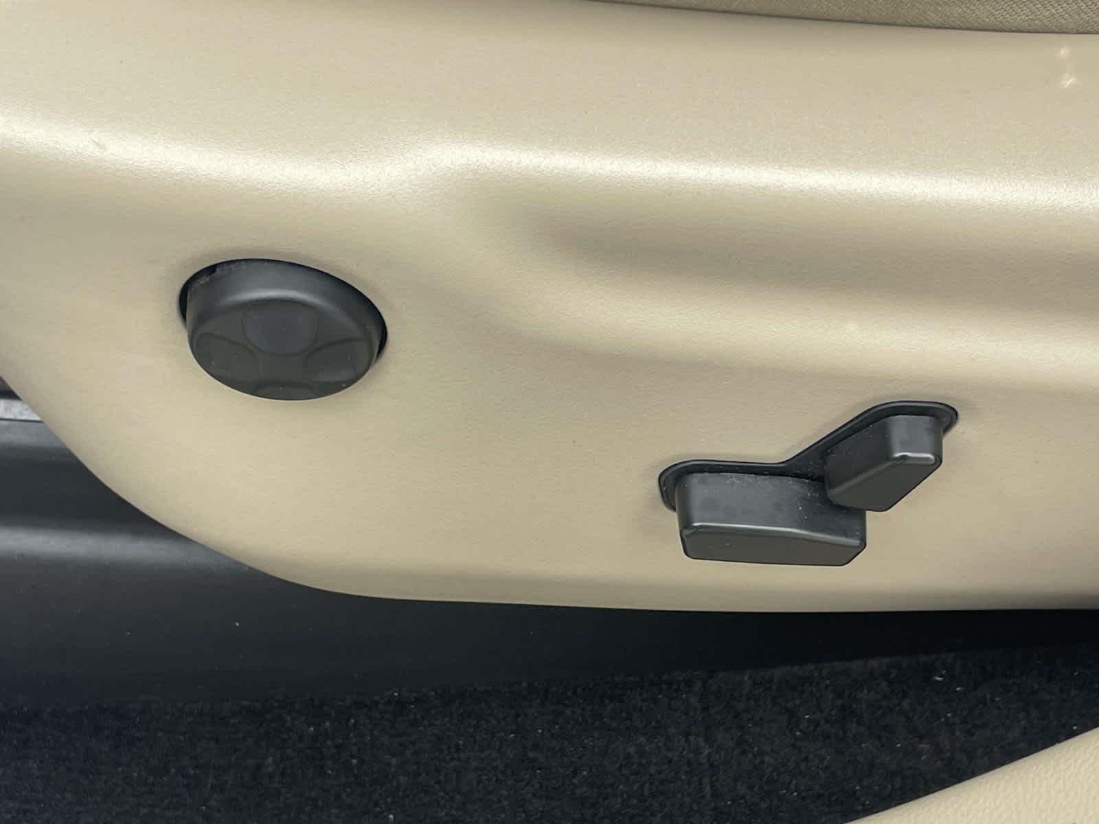 Used 2014 Cashmere Pearlcoat Jeep Laredo image 24