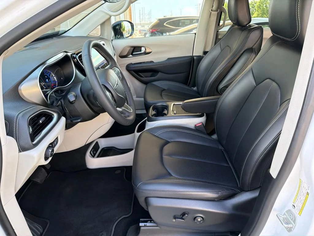 Used 2024 White Chrysler Select image 15