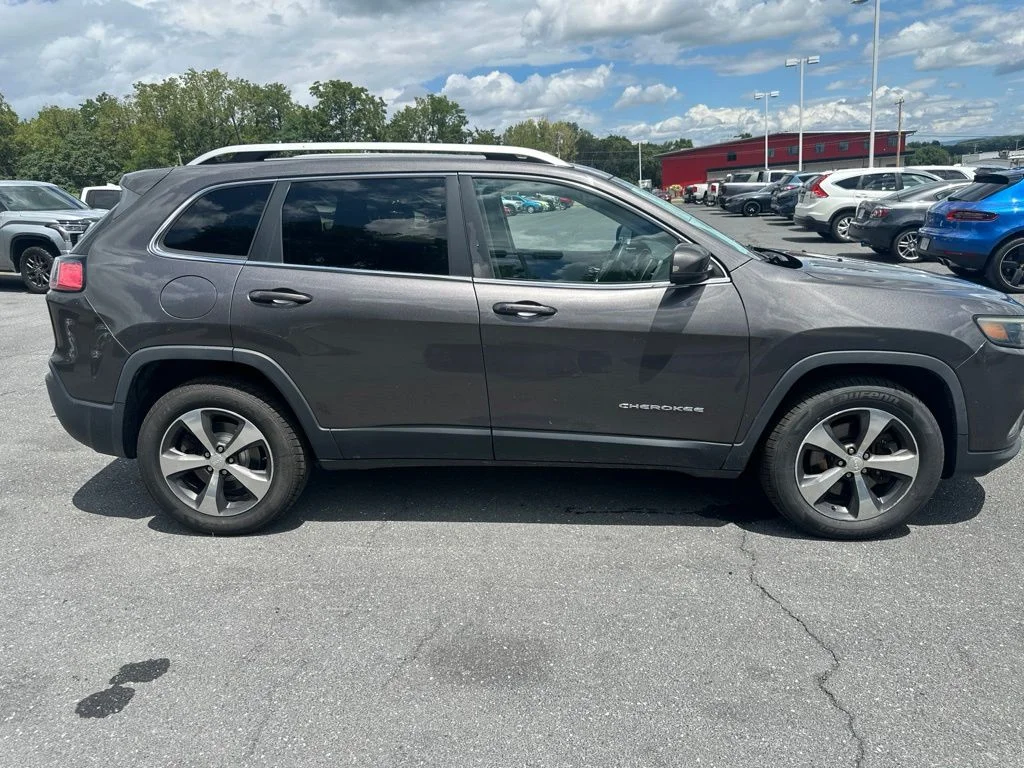 Used 2019 Crystal Metallic Jeep Limited image 4