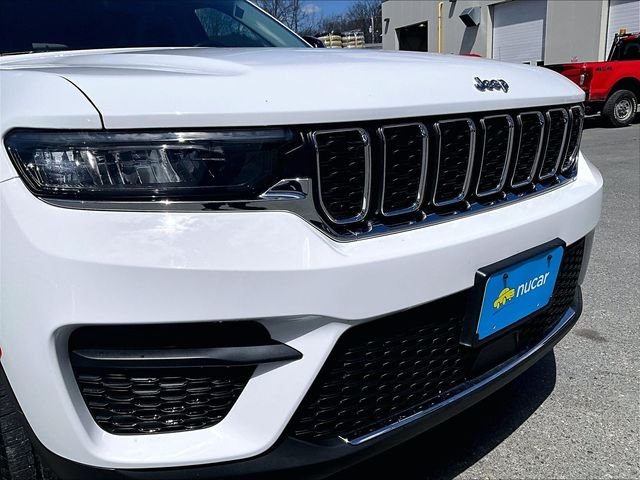 Used 2022 White Jeep Laredo image 30