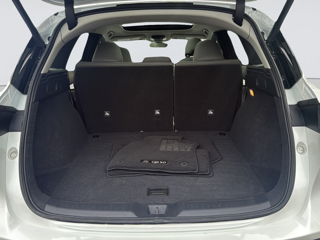 Used 2023 White INFINITI LUXE image 34