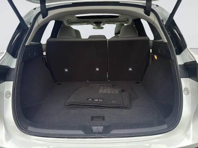Used 2023 White INFINITI LUXE image 34