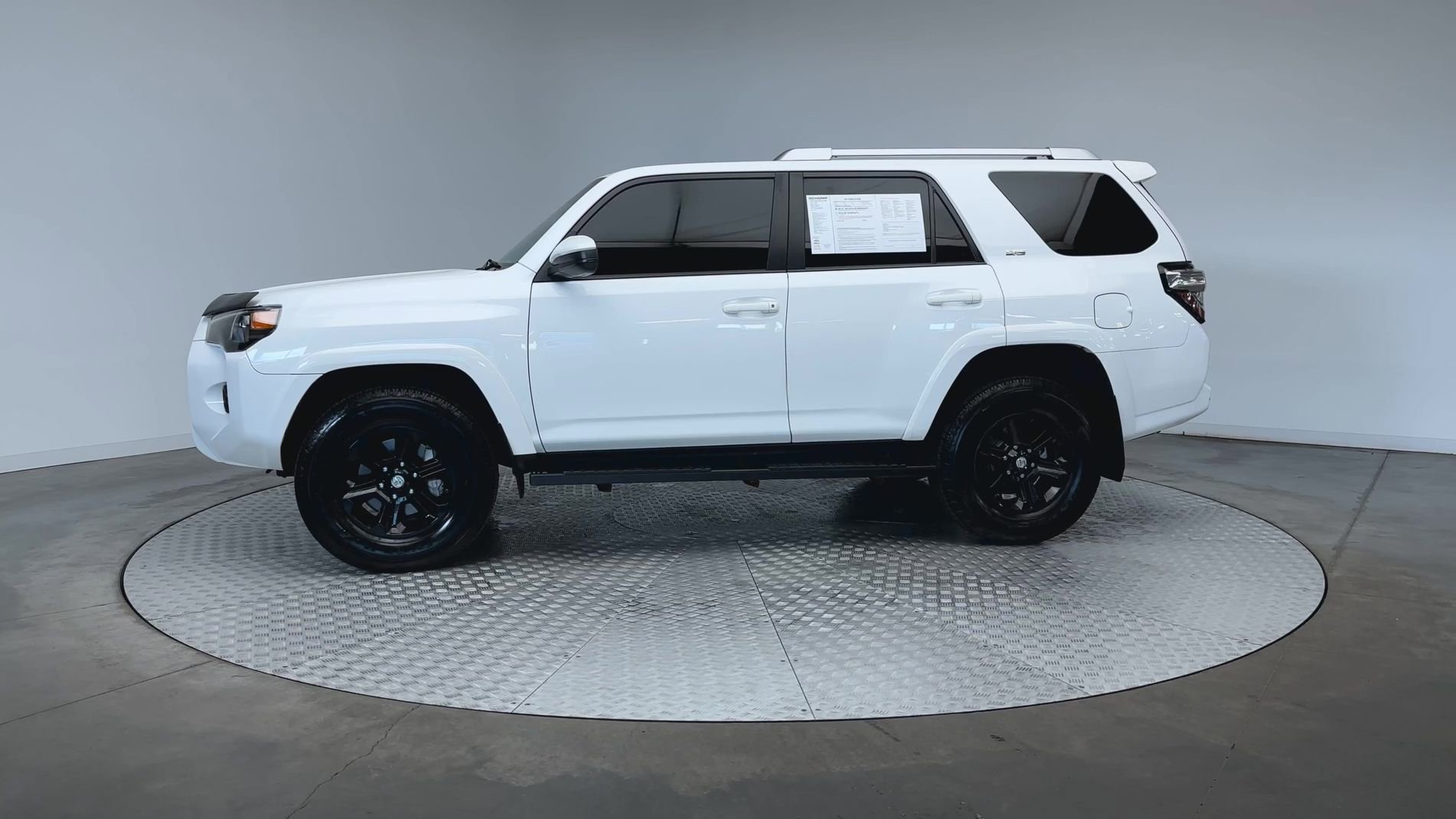 Used 2016 Super White Toyota SR5 image 5