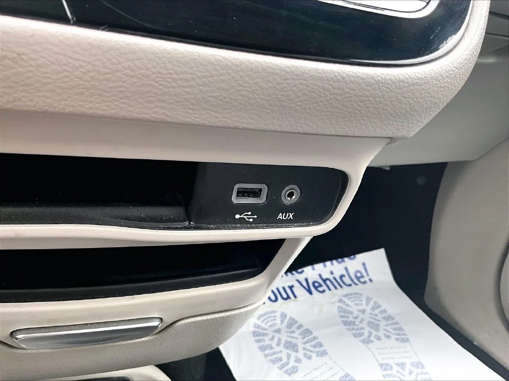 Used 2019 Gray Chrysler Touring L image 30