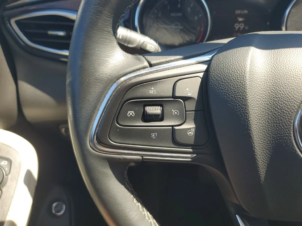 Used 2022 WHITE FROST TRICOAT Buick Essence image 20