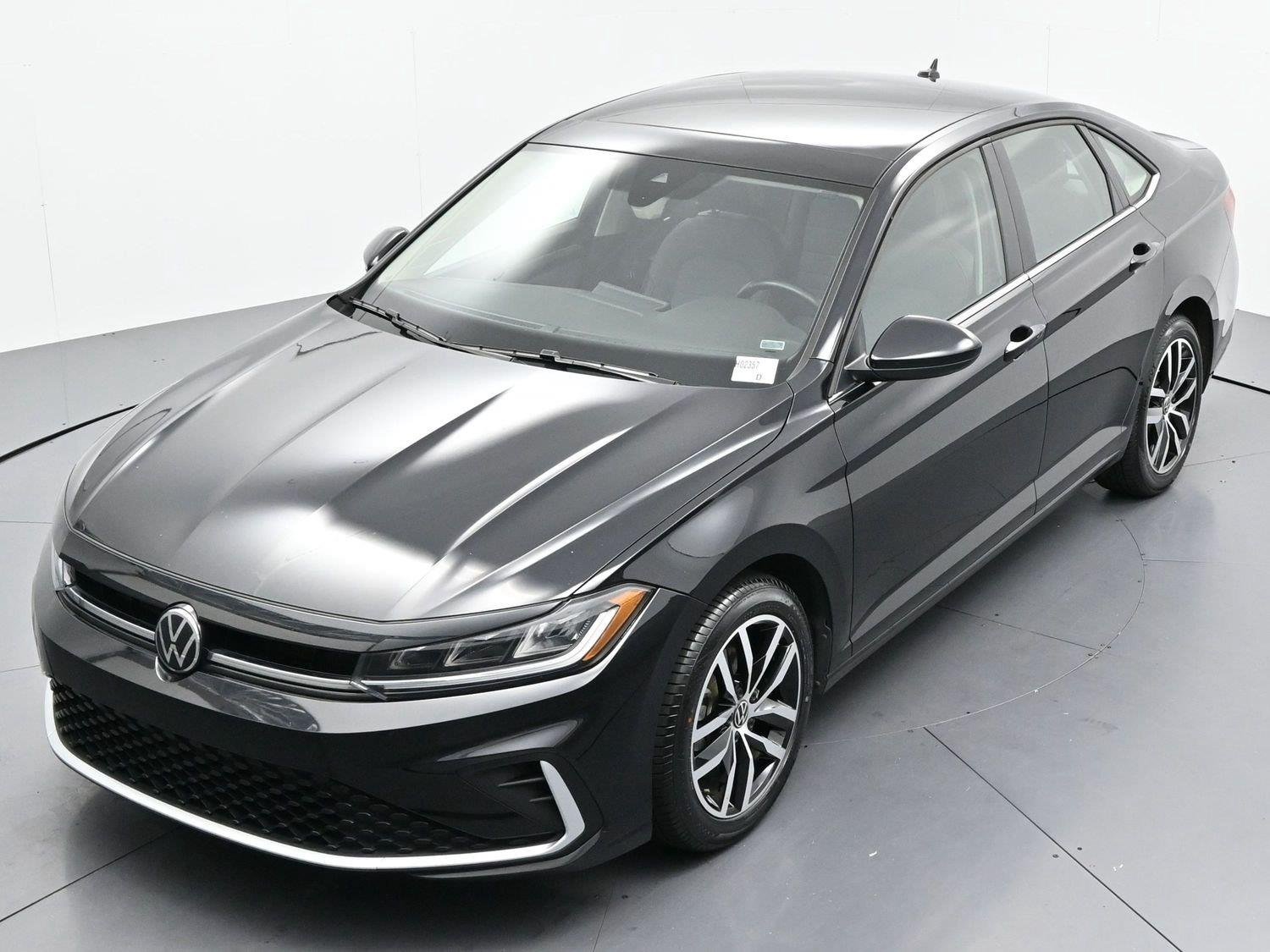 Used 2025 Deep Black Pearl Volkswagen SE image 39