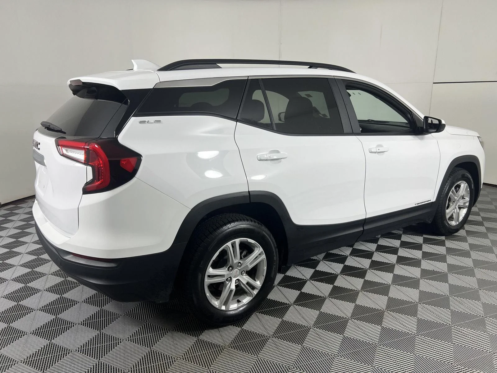 Used 2024 Summit White GMC SLE image 11