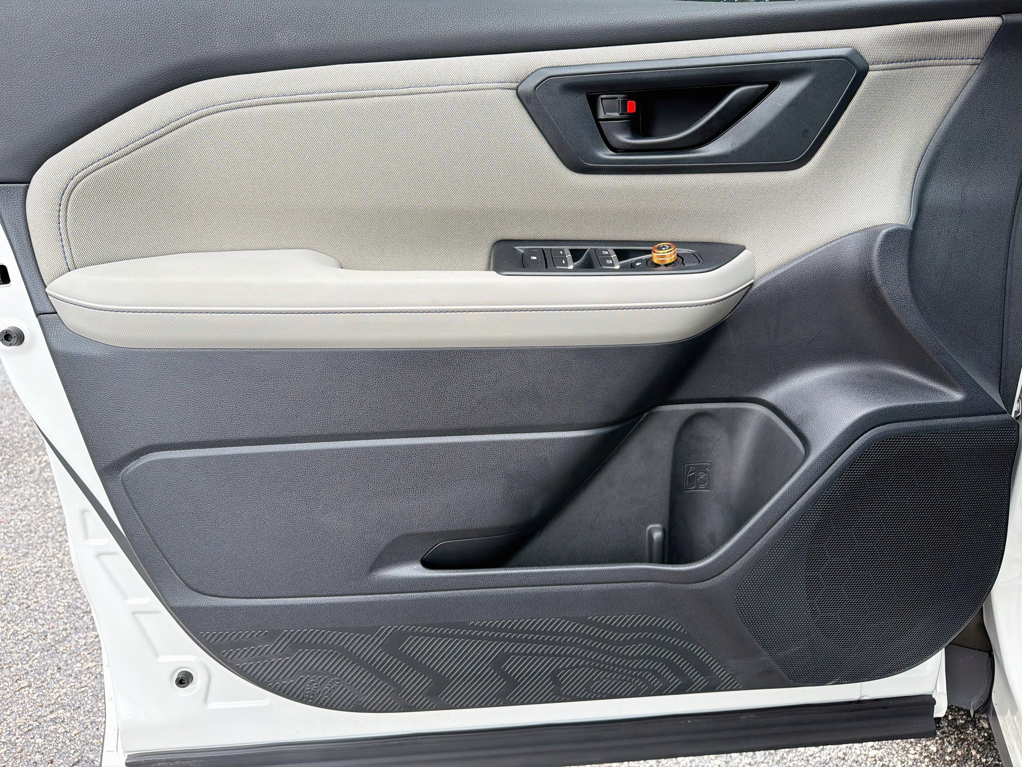 Used 2025 Crystal White Pearl Subaru Premium image 21