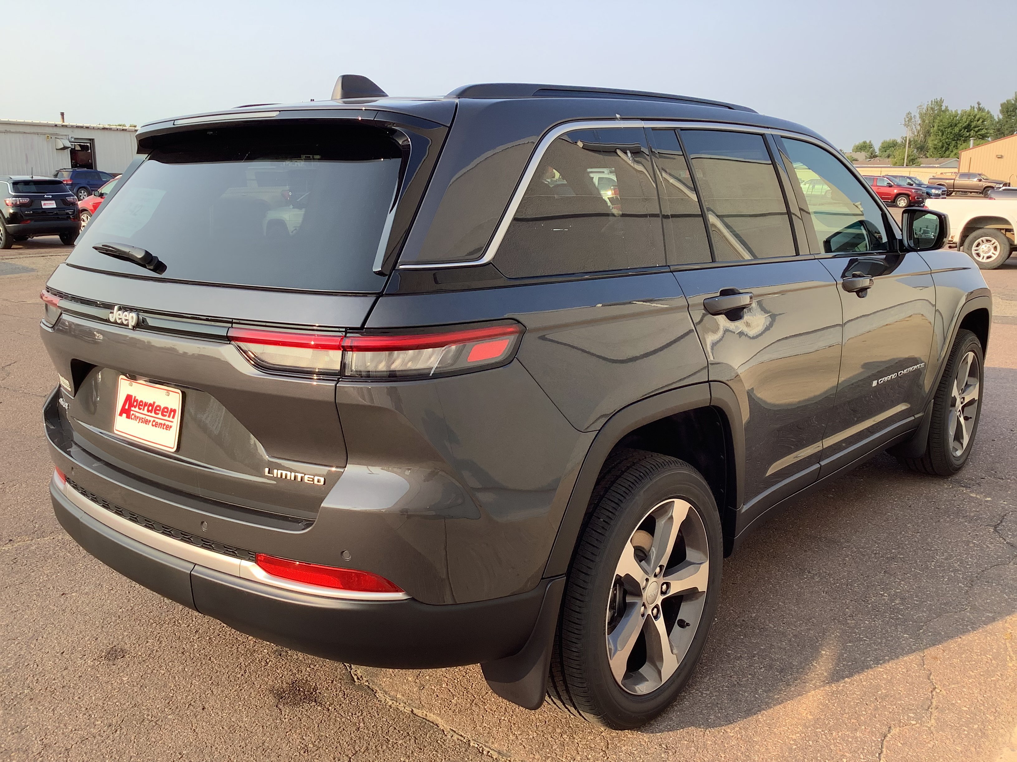 New 2026 Baltic Gray Metallic Clear-Coat Exterior Paint Jeep Limited image 5