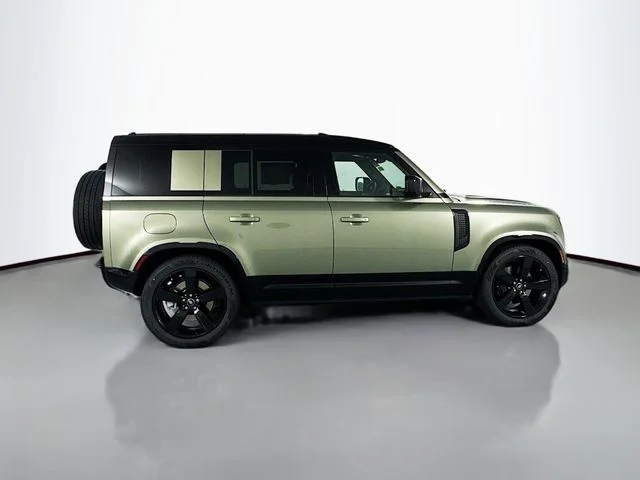 Certified Used 2025 Green Land Rover X-Dynamic SE image 4